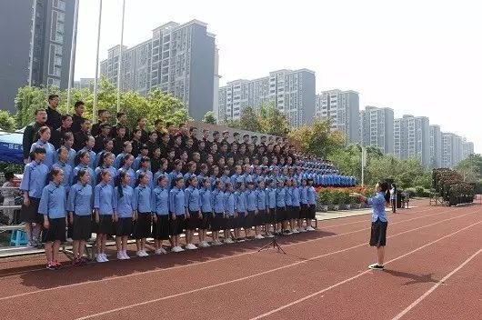 成都三十七中一年的學(xué)費(fèi)是多少？