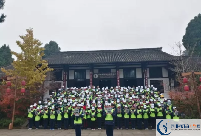 成都教科院附屬學(xué)校一年的學(xué)費(fèi)是多少？