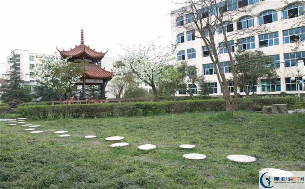 都江堰外國(guó)語(yǔ)實(shí)驗(yàn)學(xué)校的初升高分?jǐn)?shù)線是多少？