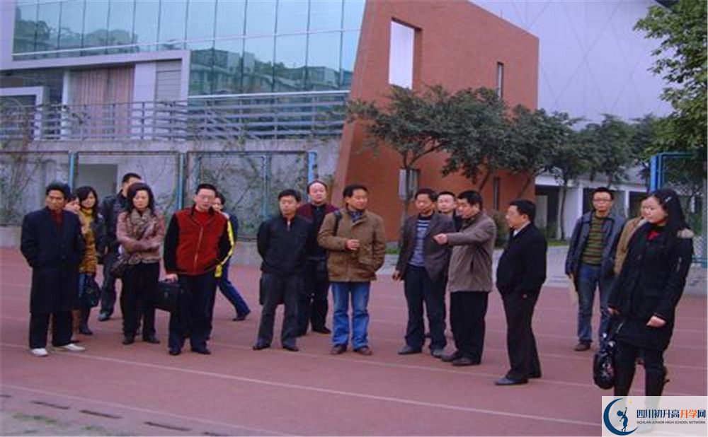 成都華西中學的招生分數(shù)線是多少？
