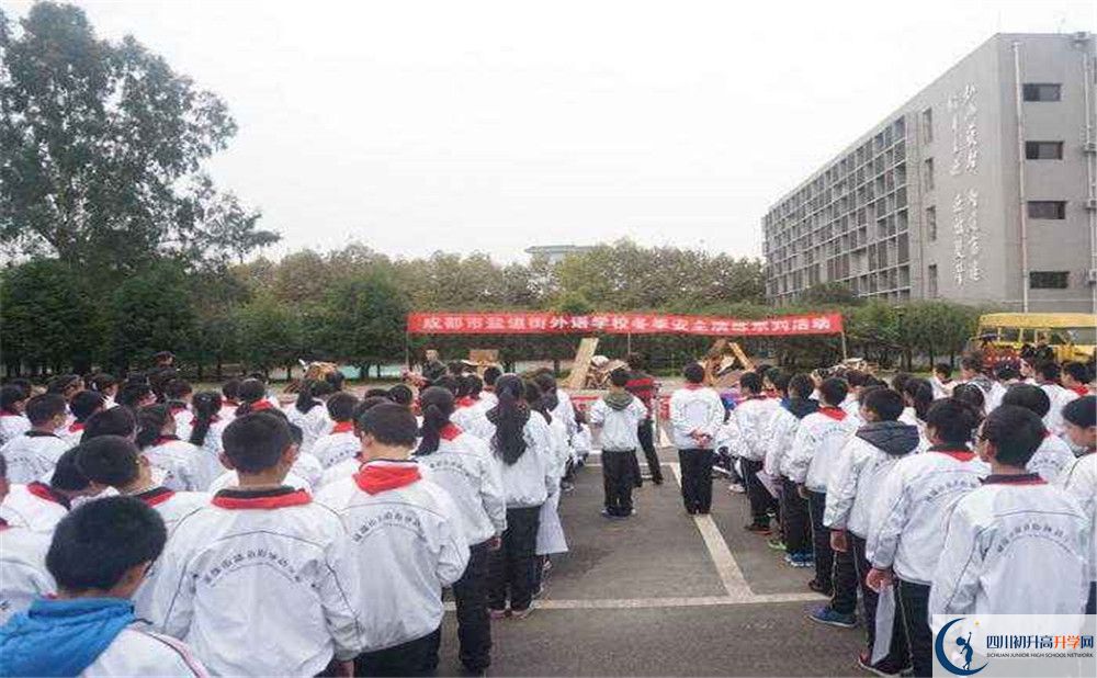 鹽道街外國語學校一年的學費是多少？