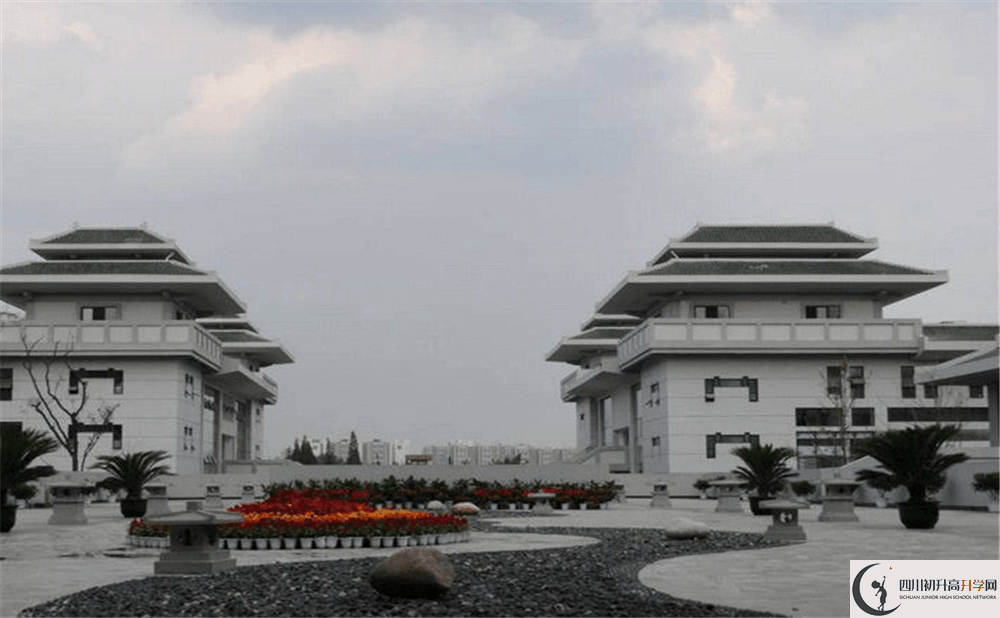 成都石室中學(xué)北湖校區(qū)一學(xué)期的學(xué)費(fèi)是多少錢(qián)？