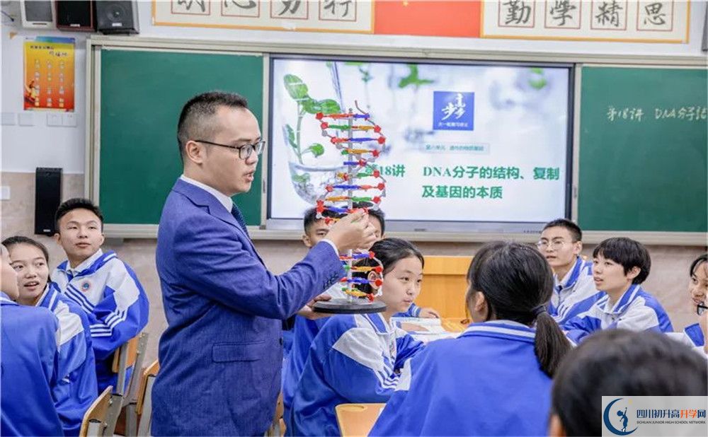 蒲江中學(xué)一年的學(xué)費是多少？