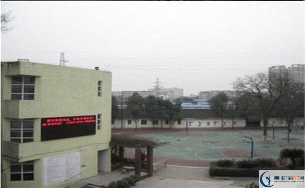 成都市第三十三中學(xué)一學(xué)期的學(xué)費(fèi)是多少？