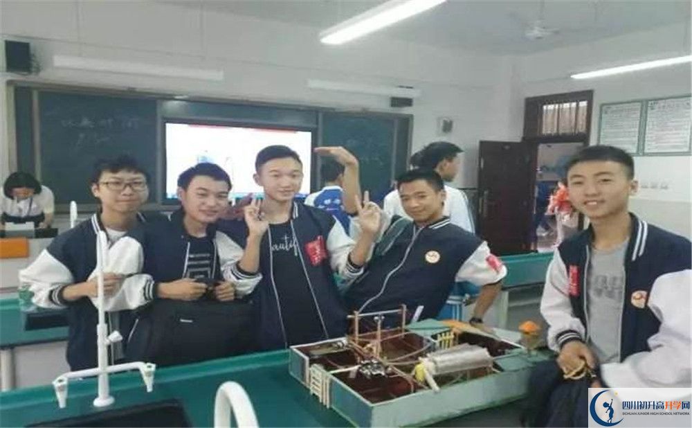 賈家中學(xué)一學(xué)期的學(xué)費(fèi)是多少？