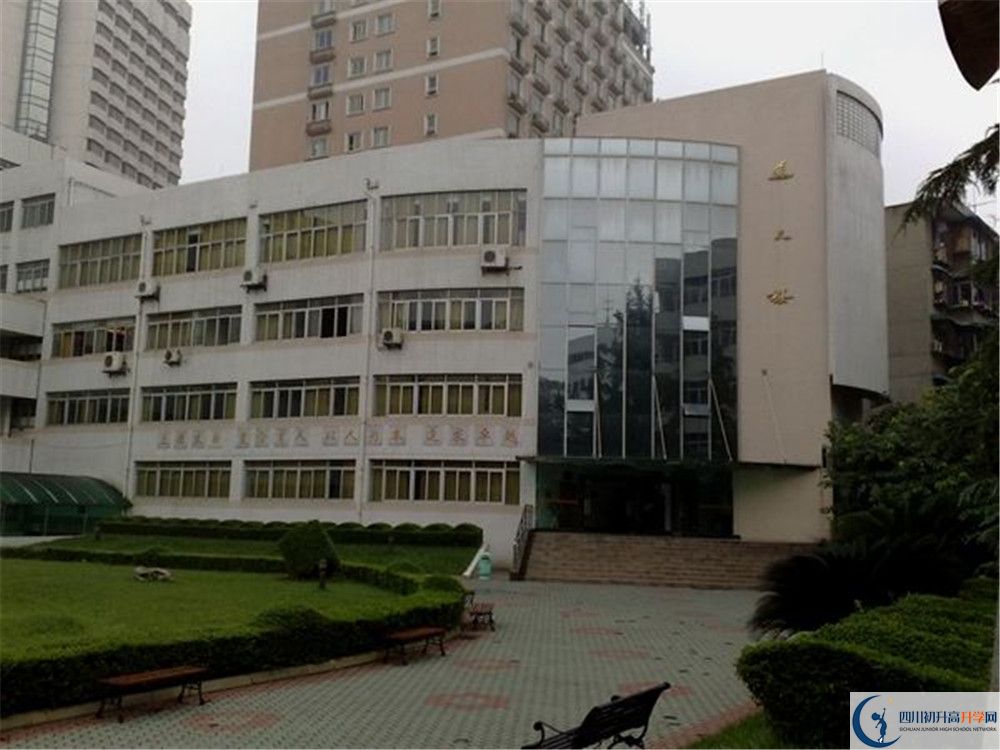 成都市鹽道街中學(xué)的分?jǐn)?shù)線大概是多少？