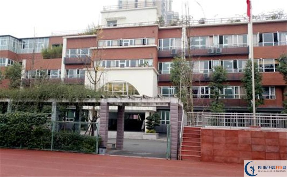 成都七中八一學(xué)校的住宿費(fèi)用是多少？