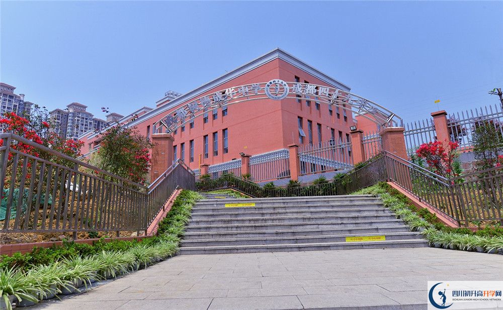 成都市第四十九中學(xué)住宿費用是多少？