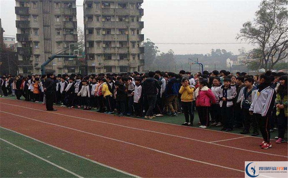 高板中學(xué)2020年外地生學(xué)費(fèi)是多少？
