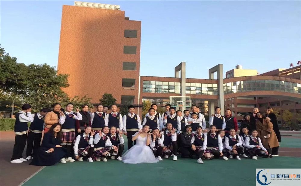 成都十二中（四川大學(xué)附屬中學(xué)）是私立收費(fèi)嗎？