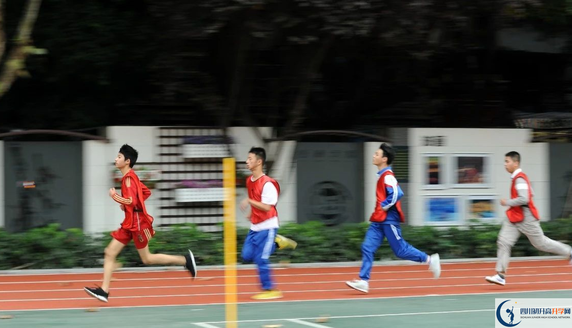 成都大學(xué)附屬中學(xué)實(shí)驗(yàn)班人數(shù)是多少？