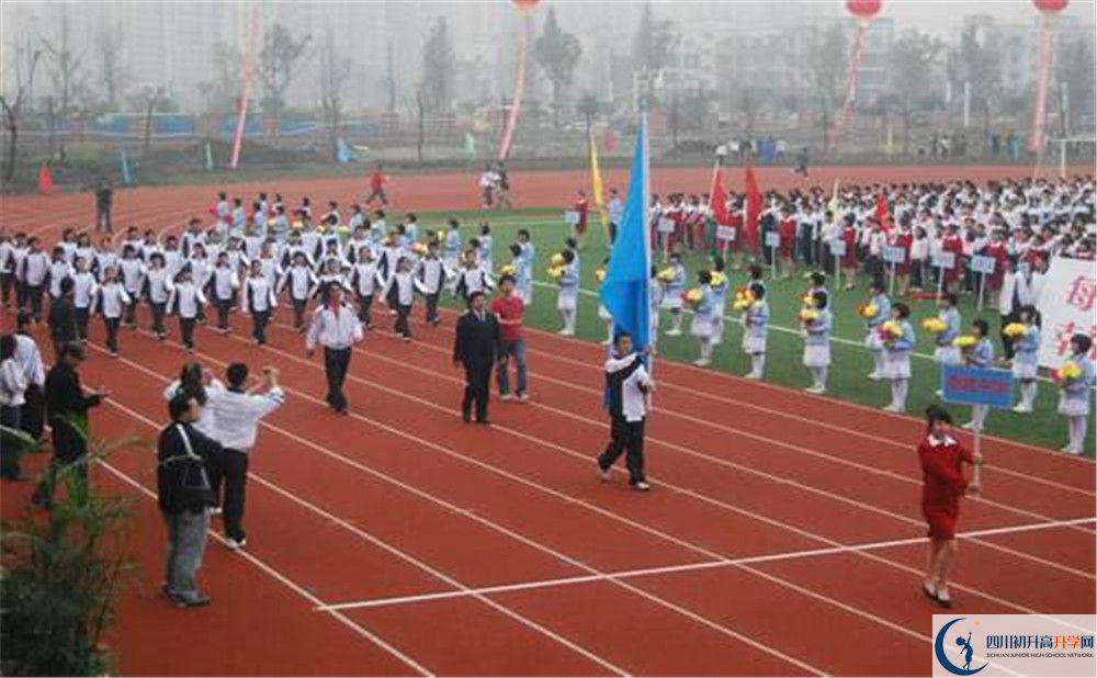 香城中學(xué)是私立收費(fèi)嗎？