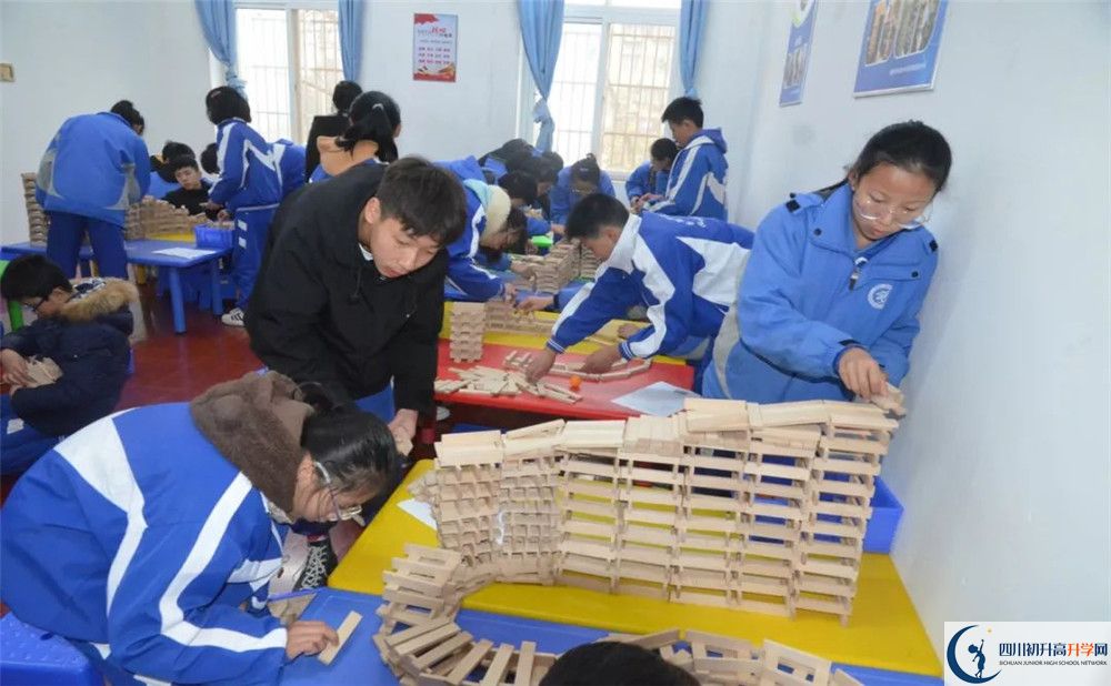 成都華西中學實驗班人數(shù)是多少？