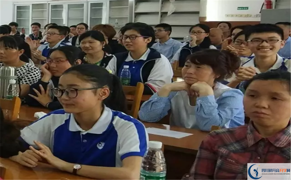 郫縣三中是私立收費嗎？