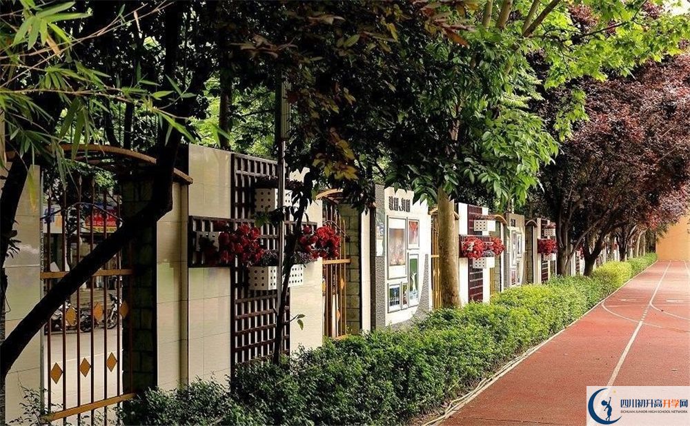 成都大學(xué)附屬中學(xué)實(shí)驗(yàn)班學(xué)費(fèi)貴嗎？