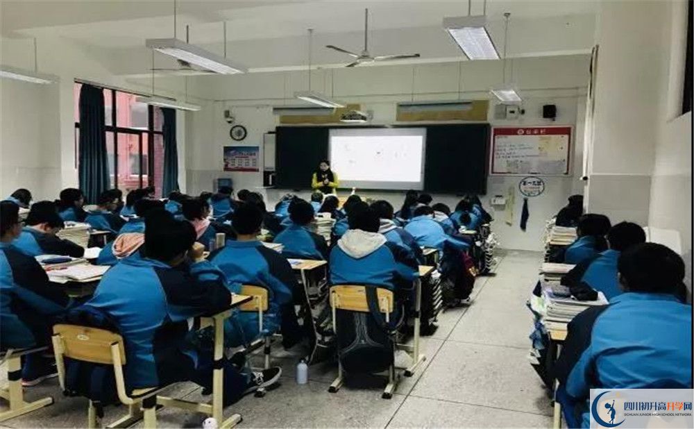 新都一中高中分班考試難嗎？