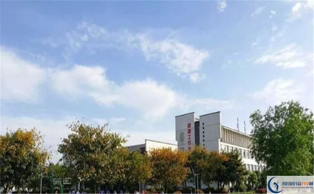 石室白馬中學(xué)實(shí)驗(yàn)班學(xué)費(fèi)貴嗎？