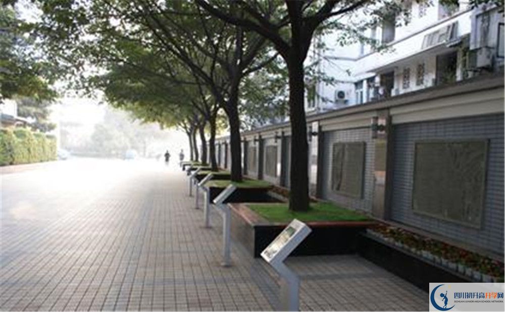 成都市田家炳中學(xué)在校學(xué)生總?cè)藬?shù)是多少？