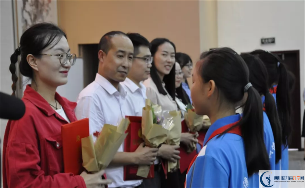 川化中學(xué)在校學(xué)生總?cè)藬?shù)是多少？