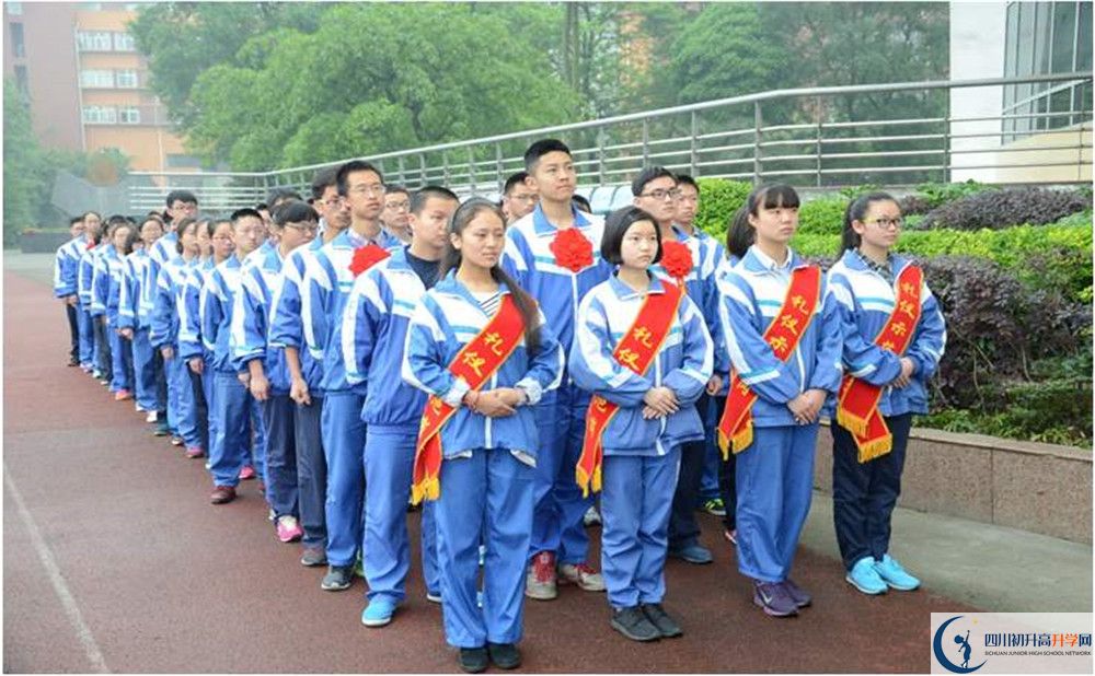 溫江中學在校學生總人數(shù)是多少？