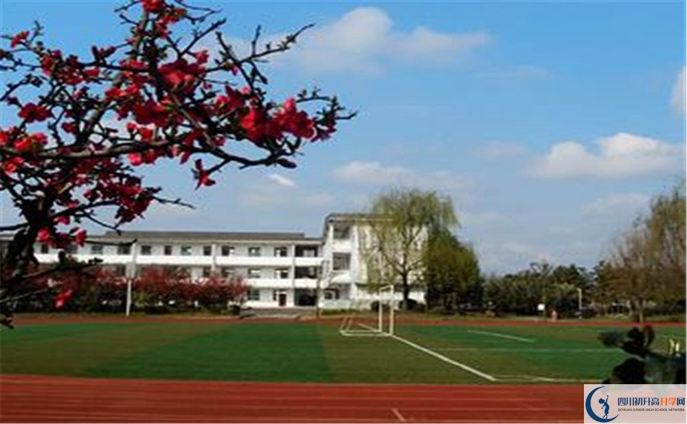 郫縣三中在校學生總人數是多少？