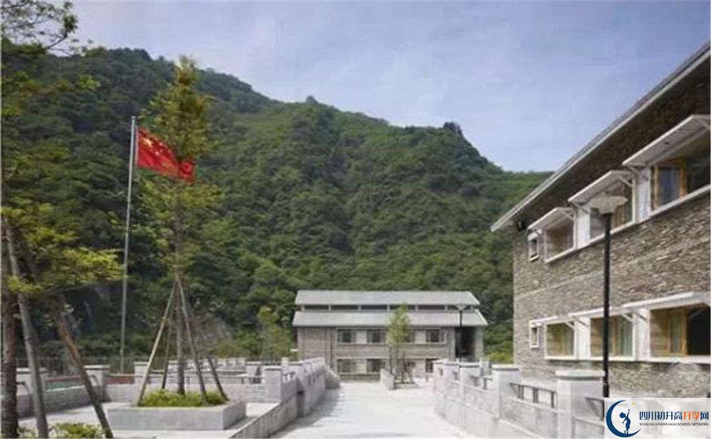 臥龍?zhí)貐^(qū)中學(xué)今年的錄取條件是否有變化？